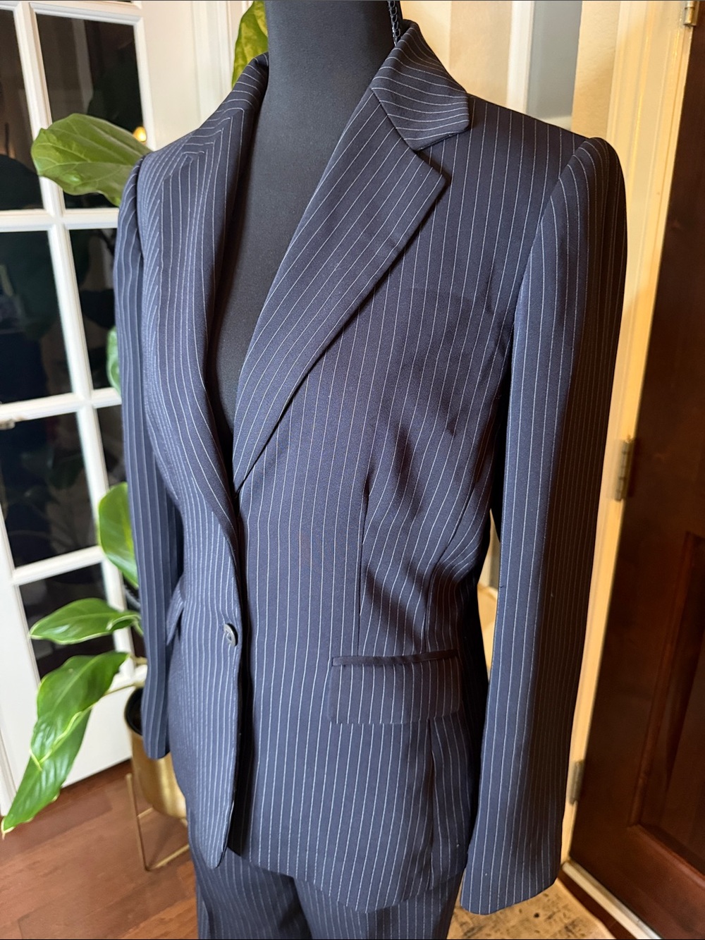 Tahari Navy Classic Corporate, Pinstriped pant suit size 4 - Picture 2 of 11